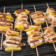 Brochettes de poulet à l'ananas avec leur sauce cacahuète