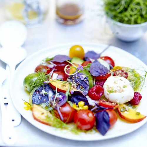 Recette Salade de tomates, fruits, fleurs et burrata