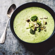 Soupe de brocoli légère aux noisettes