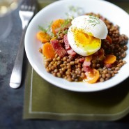 Salade de lentilles au curry, oeuf mollet et lardons