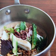 Fregola au jus de bouillabaisse, encornets et asperges