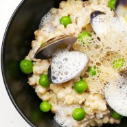 Risotto de Fregola Sarda, palourdes, petits pois, tuiles de pains