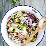 Salade de pommes de terre aux oignons et à la ciboule