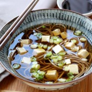 Bouillon de nouilles soba au tofu et ciboule