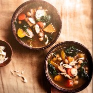 Minestrone d'hiver de pois chiches, épinard et légumes racines