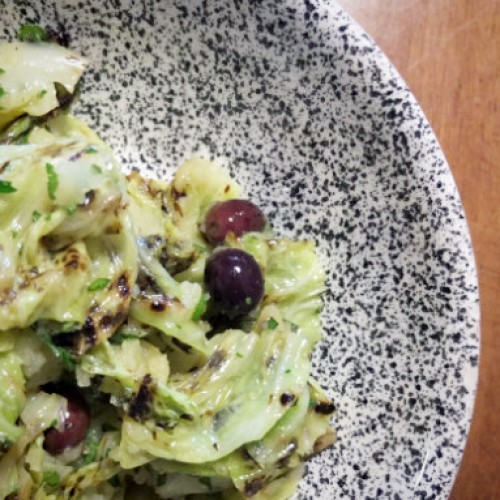 Recette Salade de chou vert grillé, pommes de terres et olives