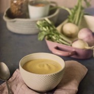 Velouté de navet boule d'or, miel et noisette