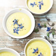 Velouté froid de chou-fleur au safran et fleurs de bourrache