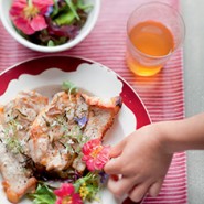 Veau à la sarriette, salade de fleurs