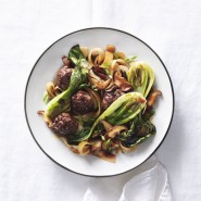 Boulettes de boeuf, pak choi et nouilles de riz