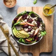 Salade complète aux lentilles vertes, betterave, pomme, avocat et fêta