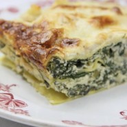 Lasagnes aux blettes, ricotta, jambon de parme et pignons de pin