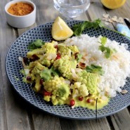 Curry de romanesco à la citronnelle, grenade et amandes