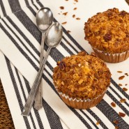 Muffins aux poires, au yaourt et au granola