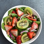 Salade de pousses d'épinards, fraises et kiwi