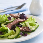 Boeuf parfumé et salade de concombre à la menthe