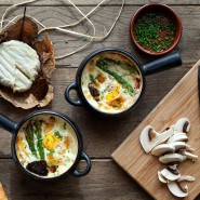 Oeufs cocotte aux asperges, morilles et parmesan