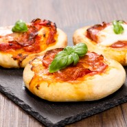 Pizzettes épicées aux miettes de chorizo et mozzarella