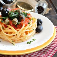 Linguines aux tomates, mozzarella, olives et câpres