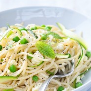 Spaghettis aux petits pois, courgettes et pesto