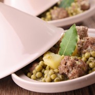 Tajine de boulettes de poulet aux petits pois et févettes