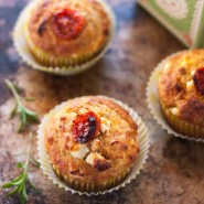 Muffins d'épeautre complet au fromage de chèvre, tomates confites et sarriette fraîche