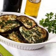 Aubergines cuites au four et marinéees aux herbes