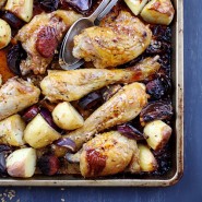 Poulet au chorizo, pommes de terre et oignons rouge au four