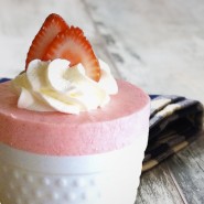 Soufflé glacé aux fraises et à la rhubarbe