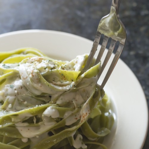 Recette Tagliatelles aux épinards, sauce gorgonzola et pignons de pins