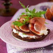 Tartines aux figues, fromage et jambon cru