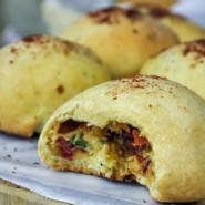 Boules de pizza à la Tomme de Savoie, viandre séchée et tomates confites