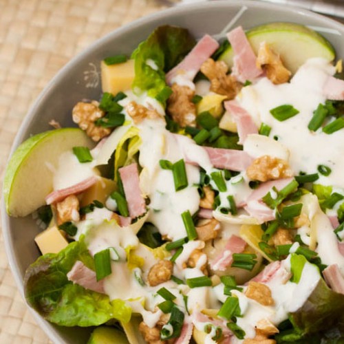 Recette Salade d'endives aux noix, comté, jambon et granny, sauce crémeuse à la ciboulette