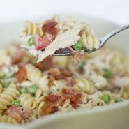 Salade de coquillettes au poulet, tomates cerises, radis et petits pois