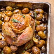 Poulet rôti en cocotte, grenailles et champignons